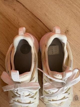 Zapatillas Nike Beige y Blancas