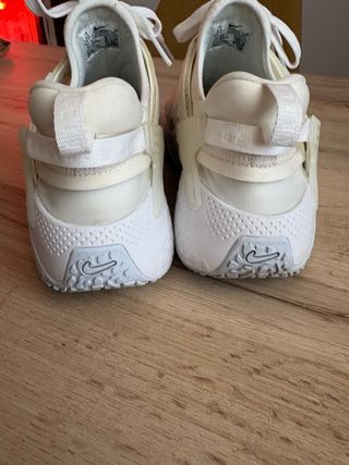 Zapatillas Nike Beige y Blancas