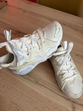 Zapatillas Nike Beige y Blancas