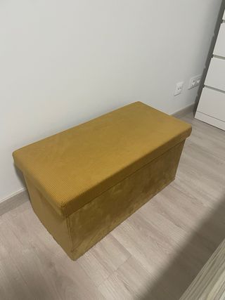 Baúl de tela amarillo, y negro por dentro.