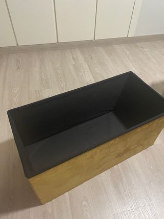 Baúl de tela amarillo, y negro por dentro.