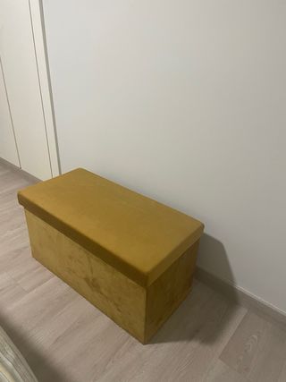 Baúl de tela amarillo, y negro por dentro.