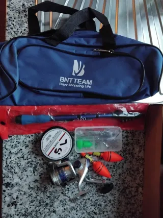 Caña de pescar con accesorios