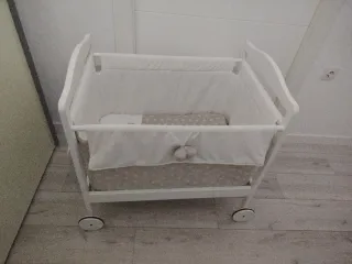 Minicuna con ruedas