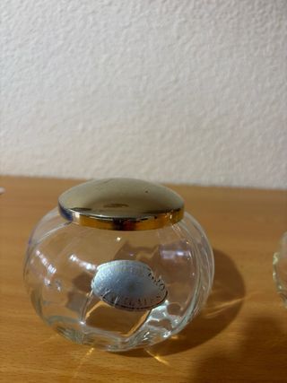 Juego tocador cristal y metal dorado