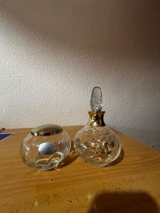 Juego tocador cristal y metal dorado