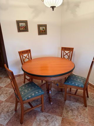 Mesa redonda extensible con 4 sillas