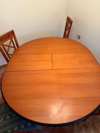 Mesa redonda extensible con 4 sillas