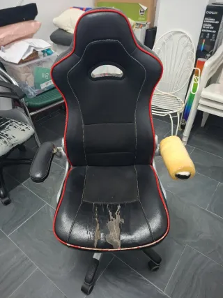 Silla gamer negra con detalles rojos
