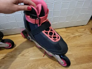 Patines en línea negros y rosas