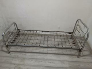 Cama antigua de hierro