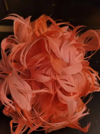 Tocado de plumas coral y rosa
