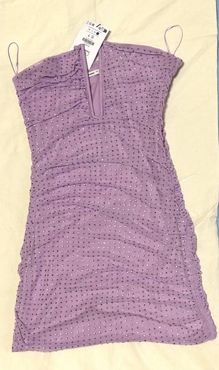 Vestido con escote color Morado, con brillos