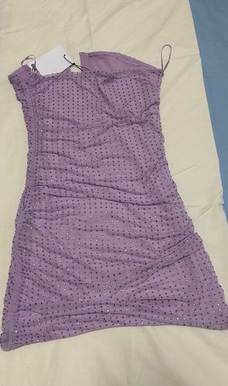 Vestido con escote color Morado, con brillos
