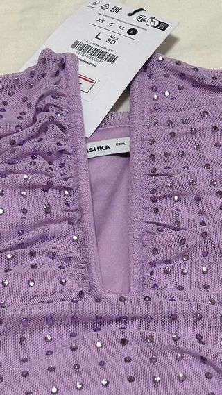 Vestido con escote color Morado, con brillos