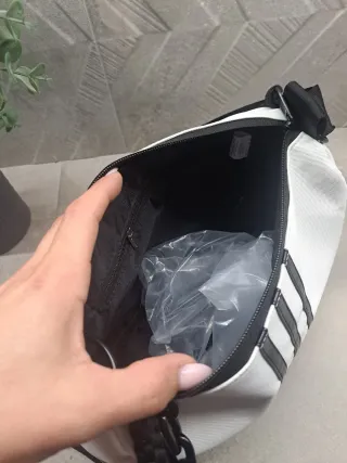 Bolso deportivo Adidas blanco y negro