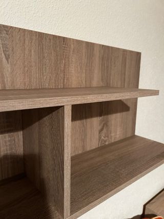 Estantería de madera flotante