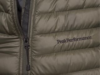 Chaqueta Peak Performance con capucha