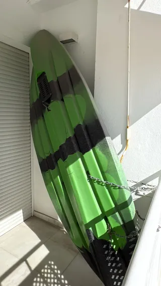 Kayak verde y negro