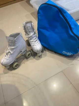 Patines blancos con bolsa azul