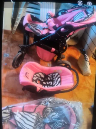 Cochecito de bebé rosa con estampado cebra