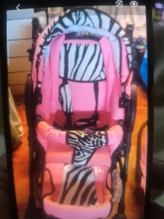 Cochecito de bebé rosa con estampado cebra