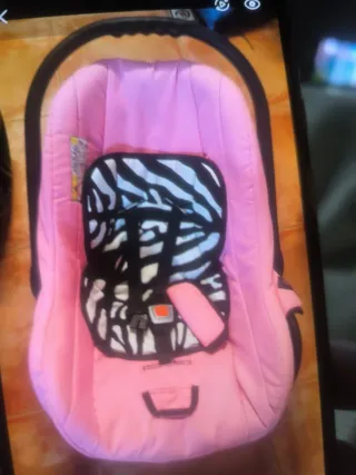 Cochecito de bebé rosa con estampado cebra