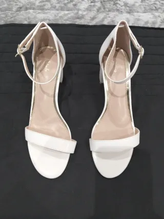 Zapatos de tacón blancos