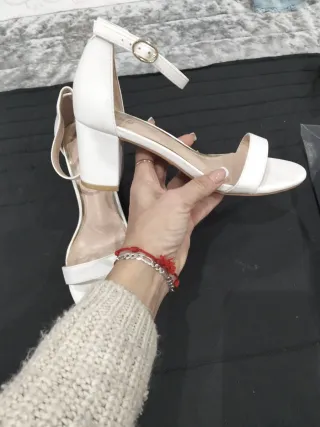 Zapatos de tacón blancos