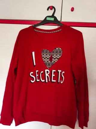 Sudadera roja con corazón y texto