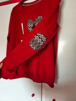 Sudadera roja con corazón y texto