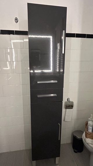 Columna y mueble de baño gris moderno