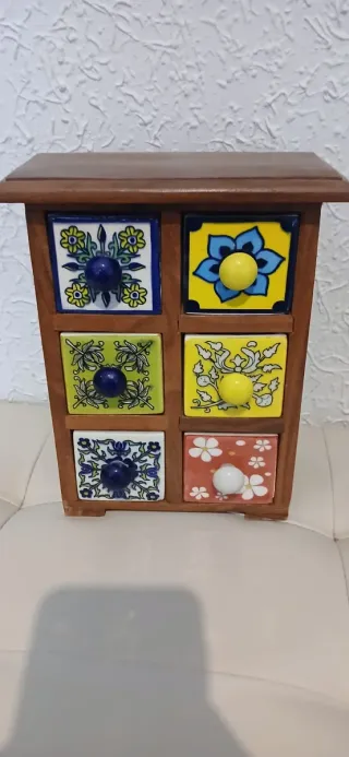 Joyero de madera con cajones decorados
