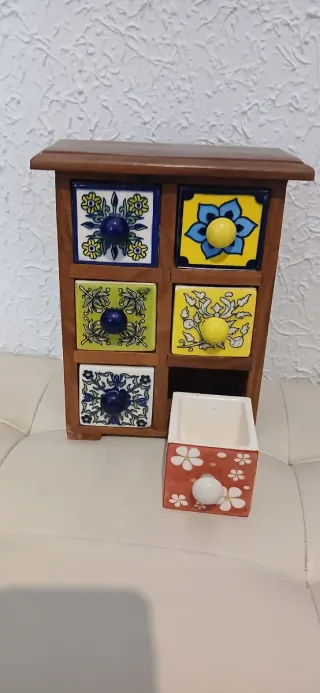 Joyero de madera con cajones decorados