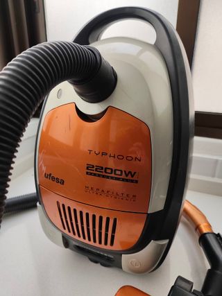 Aspiradora UFESA TYPHOON 2200W