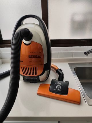 Aspiradora UFESA TYPHOON 2200W