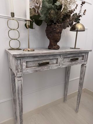 Consola vintage bianca sbiadita restaurata