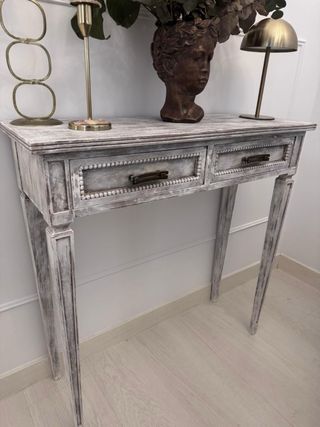 Consola vintage bianca sbiadita restaurata