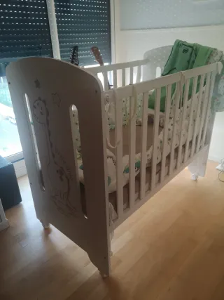 Cuna de bebé blanca con dinosaurios