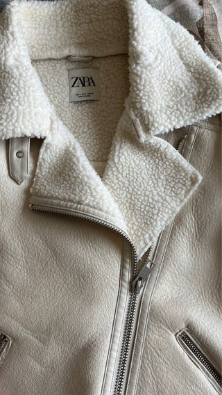 Chaqueta Zara efecto piel borreguito beige