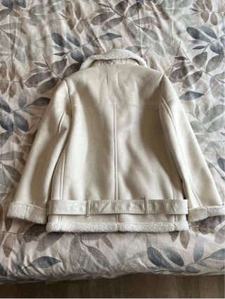Chaqueta Zara efecto piel borreguito beige