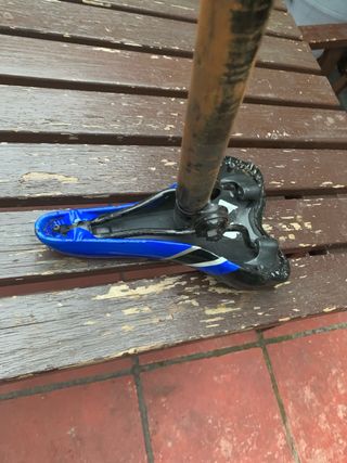 Sillín de bicicleta azul y negro