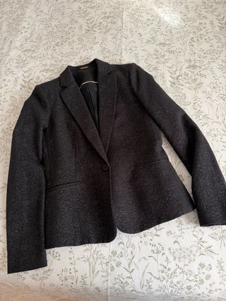 Chaqueta de mujer negra entallada