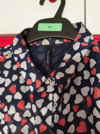 Camisa estampada corazones azul y rosa Talla M