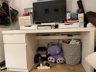 Scrivania bianca con cassetti