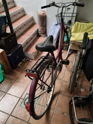 Bicicleta morada con cesta