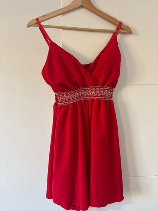 Mono rojo con cinturón bordado