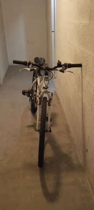 Bicicleta de montaña blanca