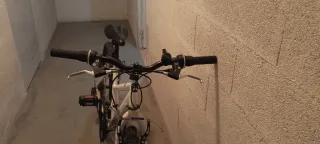 Bicicleta de montaña blanca