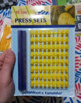 Set attrezzi modellare + timbrini lettere